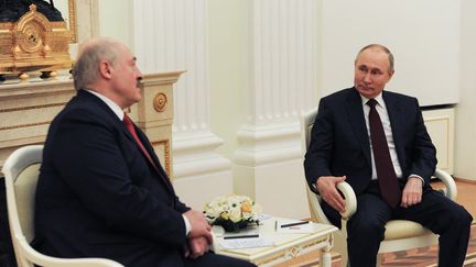 Le président biélorusse Alexandre Loukachenko (à gauche) et son homologue russe Vladimir Poutine, le 22 avril 2021 à Moscou (Russie). (MIKHAIL KLIMENTYEV / SPUTNIK / VIA AFP)