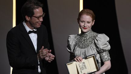 L'actrice britannique Emily Beecham récompensée pour sa performance dans Little Joe&nbsp;par l'acteur Reda Kateb (CHRISTOPHE SIMON / AFP)