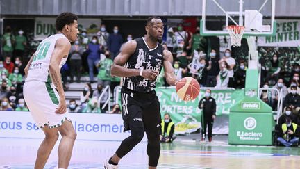 Charles Kahudi, à droite, lors du match de Betclic Élite&nbsp;entre Nanterre et Villeurbanne, le 29 janvier 2022. (ANN-DEE LAMOUR / CDP MEDIA)