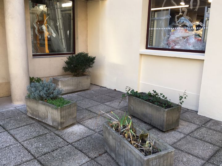 Christian Page dormait à l'abri de cet immeuble, dans le 10e arrondissement de Paris, avant l'installation des bacs à fleurs.&nbsp; (EDOUARD MARGUIER / RADIOFRANCE)