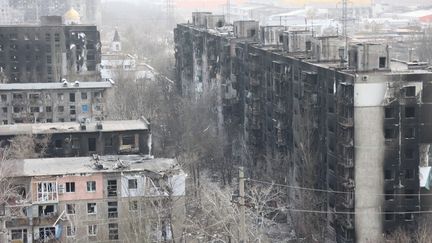 Des immeubles lourdement endommagés à Marioupol, ville portuaire du sud de l'Ukraine, le 29 mars 2022. (LEON KLEIN / ANADOLU AGENCY / AFP)