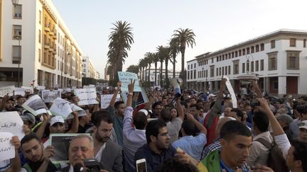 Des manifestants défilent pour réclamer la lumière sur les circonstances de la mort du poissonnier&nbsp;Mouhcine Fikri, dimanche 30 octobre 2016, à Rabat (Maroc). (MAXPPP)