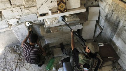 Des membres de l'Arm&eacute;e syrienne libre, oppos&eacute;es aux forces du pr&eacute;sident Bachar Al-Assad, dans le quartier de Salaheddine, &agrave; Alep, le 25 juin 2013. (REUTERS)