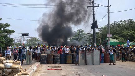 Birmanie : la répression s’intensifie contre les manifestants un mois après le coup d’État