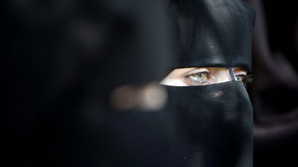 Une femme voil&eacute;e manifeste devant le centre culturel fran&ccedil;ais de Gaza (Palestine), contre la loi interdisant le port du voile int&eacute;gral sur la voie publique, le 20 juin 2011. (MOHAMMED ABED / AFP)