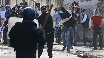 Affrontements entre jeunes et police anti-émeutes à Alger, dans le quartier de Belcourt (7 janvier 2011) (AFP / Fayez Nureldine)