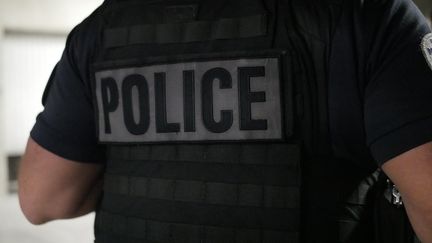 Illustrative photo of a police officer from behind. (CHLOÉ CENARD / RADIO FRANCE)