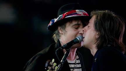 Pete Doherty (gauche) et Carl Barât étaient en concert surprise au festival de Glastonbury, le 26 juin 2015.
 (OLI SCARFF / AFP)