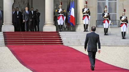 Fran&ccedil;ois Hollande arrive &agrave; l'Elys&eacute;e, o&ugrave; il a &eacute;t&eacute; investi pr&eacute;sident de la R&eacute;publique, mardi 15 mai. (PHILIPPE WOJAZER / AFP)