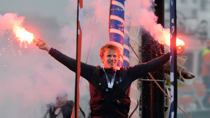 La joie de François Gabart à l'arrivée aux Sables d'Olonne du Vendée Globe, le 27 janvier 2013. (DAMIEN MEYER / AFP)