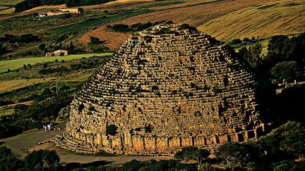 Surnommé Tombeau de la Chrétienne, en arabe Kbour-er-Roumia, ce mausolée est un monument de l'époque numide, situé à une soixantaine de kilomètres à l'ouest d'Alger.
  (Yann Arthus-Bertrand)