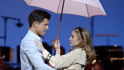 Vincent Niclo (Guy) et Marie Oppert (Geneviève) dans "Les Parapluies de Cherbourg" au Théâtre du Châtelet.
 (Eric Feferberg / AFP)