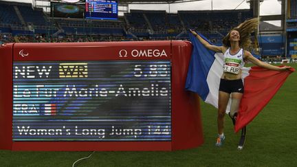 L'athlète Marie-Amélie Le Fur, après sa médaille d'or et son record du monde en saut en longueur, aux Jeux paralympiques de Rio (Brésil), le 9 septembre 2016. (CHRISTOPHE SIMON / AFP)