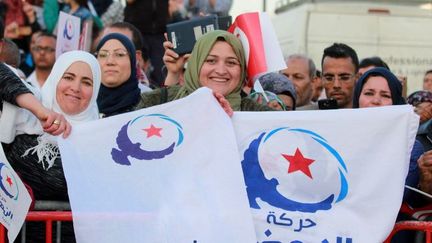 Des militantes d'Ennahdha, avec le drapeau de leur parti, lors d'un meeting à Sfax le 28 avril 2018. (AFP - Houssem Zouari / Anadolu Agency )