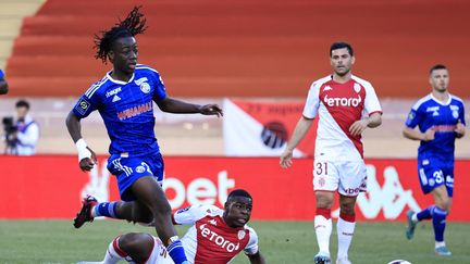 Ismael Doukoure et Eliot Matazo au duel lors de Monaco-Strasbourg, au stade Louis II, le 2 avril 2023. (VALERY HACHE / AFP)