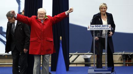 Le 1er mai, le traditionnel rassemblement du FN en l'honneur de Jeanne d'Arc prend un tour étrange quand Jean-Marie Le Pen, en plein conflit avec sa fille, s'invite sur scène avant le discours de cette dernière, et est acclamé par la foule. (KENZO TRIBOUILLARD / AFP)