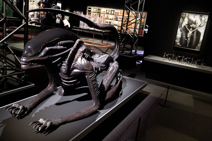 Lae Necronom, la créature d'"Alien" du plasticien, graphiste et sculpteur suisse H.R. Giger à l'exposition "Metal" à la Philharmonie de Paris. Avec, au second plan à droite, une autre de ses œuvres, "Satan One". (JOACHIM BERTRAND / PHILHARMONIE DE PARIS)