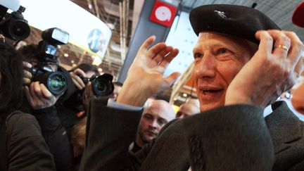 L'ancien Premier ministre Dominique de Villepin enfile un b&eacute;ret au Salon de l'agriculture, &agrave; Paris,&nbsp;le 23 f&eacute;vrier 2011. (MAXPPP)