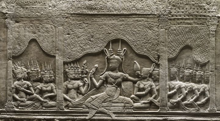 Moulage d'un bas-relief d'Angkor Vat (première moitié du XIIe siècle): détail de la scène des Cieux et des Enfers avec une élus dans son palais.
 (DR)