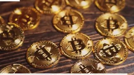 En seulement six mois, la valeur du bitcoin s'est effondrée, passant de plus de 40&nbsp;000 euros à moins de 20&nbsp;000 euros. Cela représente un coup dur pour les investisseurs. (FRANCE 2)