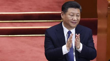 Le président chinois Xi Jinping applaudit après l'annonce du résultat du vote du Parlement sur&nbsp;la limitation des mandats présidentiels, le 11 mars 2018, à Pékin.&nbsp; (WANG ZHAO / AFP)