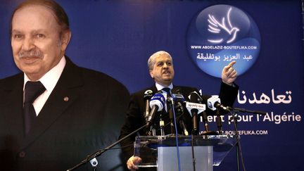 Le directeur de campagne d'Abdelaziz Bouteflika, Abdelmalek Sellal, s'exprime lors d'un meeting à&nbsp;Bordj Bou Arreridj (Algérie), le 25 mars 2014. (RAMZI BOUDINA / AFP)