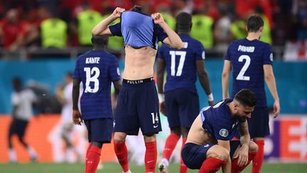 Les&nbsp;joueurs français réagissent après leur élimination face à la Suisse, le 28 juin à Bucarest (FRANCK FIFE / AFP)