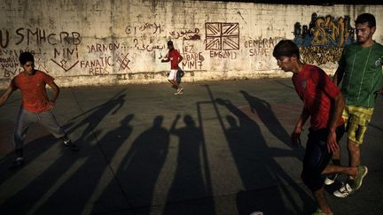 Il y en a un chaque soir et dans chaque cité. C'est le football qui rythme la vie des jeunes, joueurs ou spectateurs. Au mur, des tags de nom de clubs et «SM Connection» pour Sidi Moussa Connection, un groupe de rap du village du début des années 2000 disparu aujourd'hui. (Romain Laurendeau)