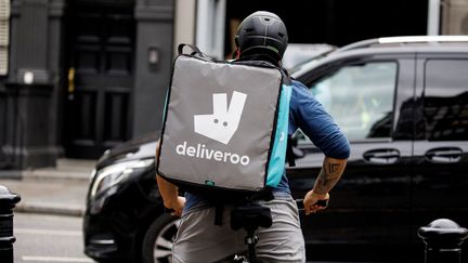 Un livreur de l'entreprise Deliveroo dans les rues de Londres (Royaume-Uni), le 11 septembre 2019. (TOLGA AKMEN / AFP)