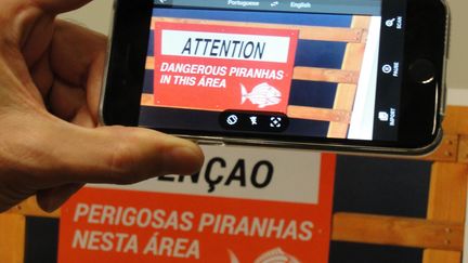 Un avertissement en portugais traduit en langue anglaise, grâce à l'application Google Traduction. (GLENN CHAPMAN / AFP)