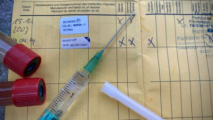 Une seringue déposée sur un carnet de vaccination en Bavière, en Allemagne, le 10 septembre 2020. (FRANKHOEMANN / SVEN SIMON / AFP)