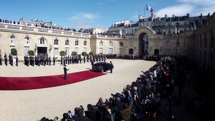 Emmanuel Macron salue une dernière fois François Hollande, avant que celui-ci ne monte dans sa voiture et quitte l'Elysée. (DENIS ALLARD / REA)