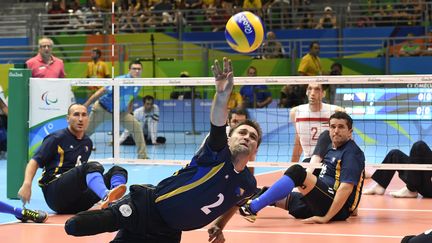 Le saut du Bosnien&nbsp;Adnan Manko&nbsp;n'a pas suffi. La Bosnie s'est inclinée contre l'Iran lors de la finale de&nbsp;volley-ball assis. (CHRISTOPHE SIMON / AFP)