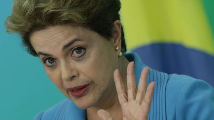 La présidente Dilma Rousseff lors d'une conférence de presse sur la procédure de destitution dont elle fait l'objet le 18 avril 2016 au palais présidentiel à Brasilia (Brésil). (Eraldo Peres/AP/SIPA)