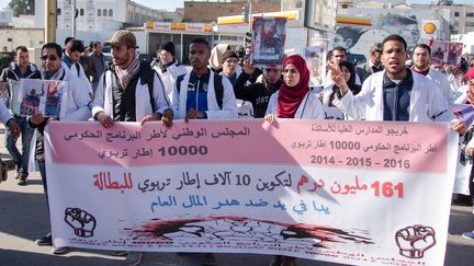 Le personnel de santé marocain porte une banderole lors d'une manifestation anti-corruption place Bab El Had à Rabat, le 29 janvier 2017. (JALAL MORCHIDI / ANADOLU AGENCY)