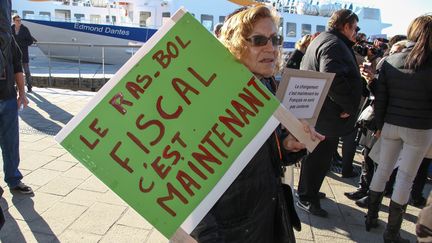 A Marseille (Bouches-du-Rh&ocirc;ne), une manifestante exprime son m&eacute;contentement &agrave; l'encontre de la politique fiscale de Fran&ccedil;ois Hollande, le 1er d&eacute;cembre 2013. ( DENIS THAÜS / CITIZENSIDE / AFP)