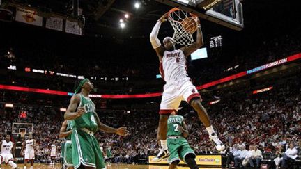 LeBron James au dunk devant les Celtics 