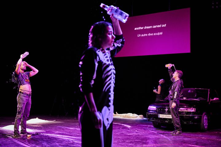 Les performeurs de la pièce de Carolina Bianchi "A Noiva e o Boa Noite Cinderela" présentée au 77e Festival d'Avignon (© Christophe Raynaud de Lage)