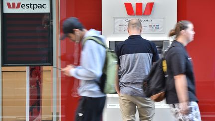 Un homme fait un retrait d'argent dans une banque de Sydney, en Australie, le 7 mai 2018. (PETER PARKS / AFP)