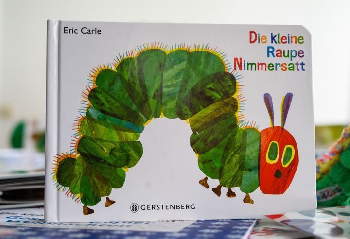 Le célèbre livre illustré d'Eric Carle, "La chenille qui fait des trous", édité en allemand.&nbsp; (PICTURE ALLIANCE / PICTURE ALLIANCE)