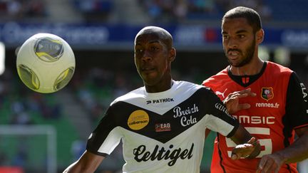 Ici à la lutte avec le Guingampais Steeven Langil (à gauche), Yassine Jebbour (à droite) portera cette saison les couleurs de Montpellier (DAMIEN MEYER / AFP)