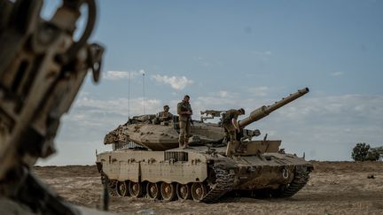 Des soldats israéliens, près de la frontière avec la bande de Gaza, à Sdérot (Israël), le 17octobre 2023. (DIMA VAZINOVICH / MIDDLE EAST IMAGES)