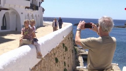 À Minorque (Espagne), dans les Baléares, les élus locaux du village de Binibeca Vell ont décidé d'imposer des restrictions pour faire face au surtourisme.