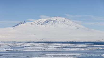 Le mont Erebus, en Antarctique, photographié le 20 janvier 2016.&nbsp; (SAMUEL BLANC / BIOSPHOTO)