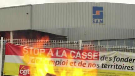 Le sort de 335 salariés de l'usine la SAM, dans l'Aveyron, est suspendu à la décision de Renault. Le constructeur automobile doit s'engager d'ici à mercredi 24 novembre à une commande ferme auprès de la fonderie, la condition imposée par le tribunal de commerce pour accepter une offre de reprise.&nbsp; (CAPTURE ECRAN FRANCE 2)