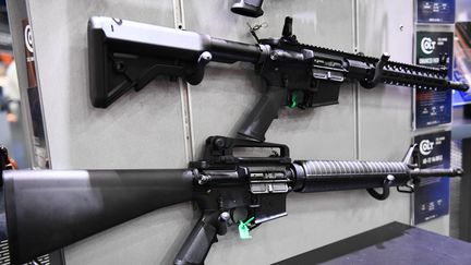 Le fusil AR-15 est comparable à un fusil d'assaut (photo d'illustration). (PATRICK T. FALLON / AFP)