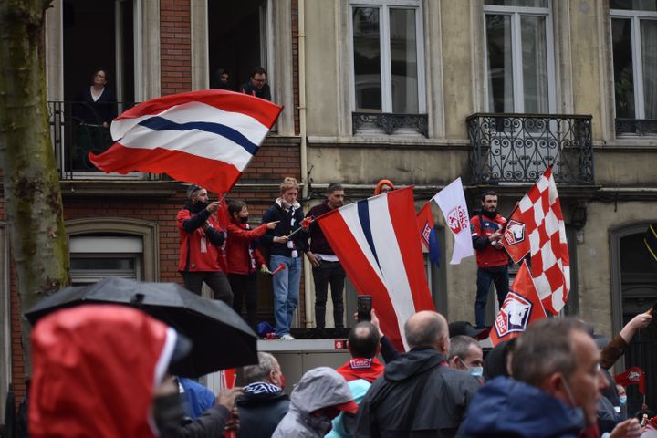 Sur le toit d'un arrêt de bus ou au balcon, tous les moyens étaient bons pour prendre de la hauteur et suivre la parade.&nbsp; (Hortense Leblanc)