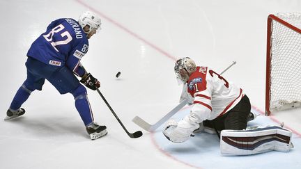 L'attaquant des Bleus, Charles Bertrand, face au gardien canadien, Calvin Pickard. (ALEXANDER NEMENOV / AFP)