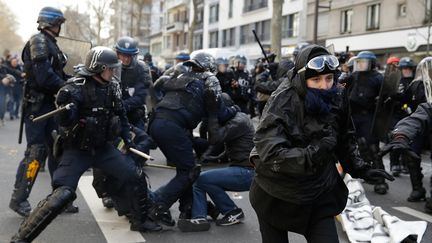 Des CRS interpellent un manifestant qui proteste contre la réforme du Code du travail, à Paris, le 5 avril 2016. (KENZO TRIBOUILLARD / AFP)