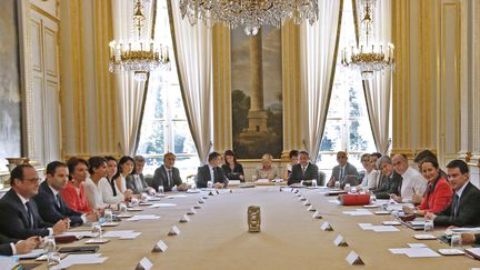 Les ministres sont r&eacute;unis &agrave; l'Elys&eacute;e autour de Fran&ccedil;ois Hollande pour un s&eacute;minaire, le 1er ao&ucirc;t 2014. (FRANCOIS MORI / AFP)